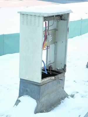 配電箱蓋不翼而飛，街頭“電老虎”誰來管？